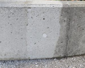 コンクリートの黒カビ防止テスト施工 - 左側が洗浄のみ、中央がコーティング施工済、右側が既存。