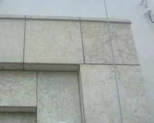 外壁の琉球石灰岩に付着したカビ除去が完了