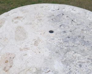 琉球石灰岩は、黒ずみやカビが発生しやすい。