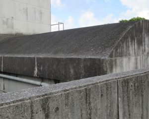 沖縄は、海水も受けやすい地域なのでコンクリートに影響