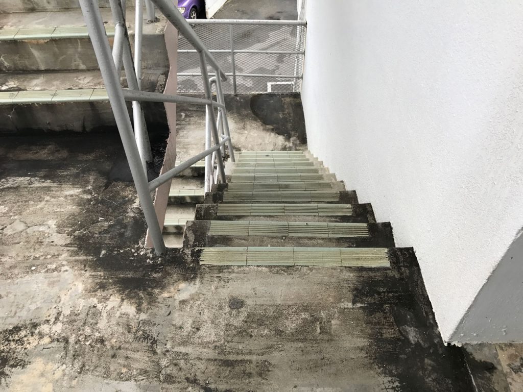 表面被覆工法施工前の階段