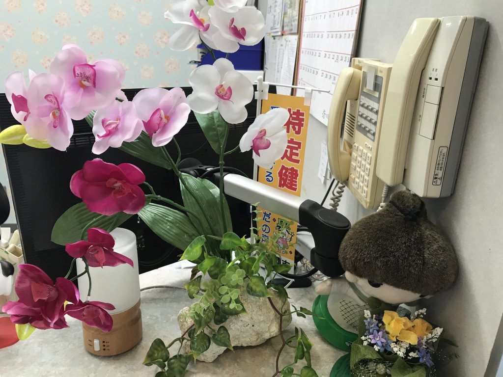 琉球石灰岩アレンジメント特殊加工胡蝶蘭三色飾アロマ付き造花　作品番号GE-001