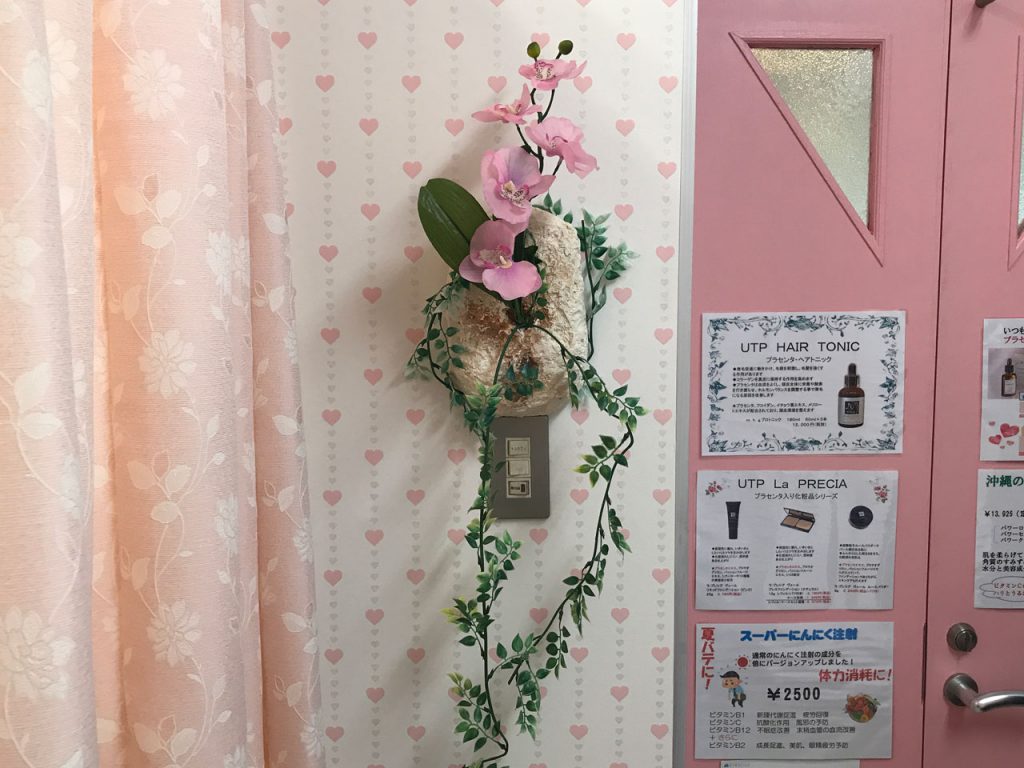 琉球石灰岩アレンジメント特殊加工の壁掛けと胡蝶蘭造花　作品番号ME-001