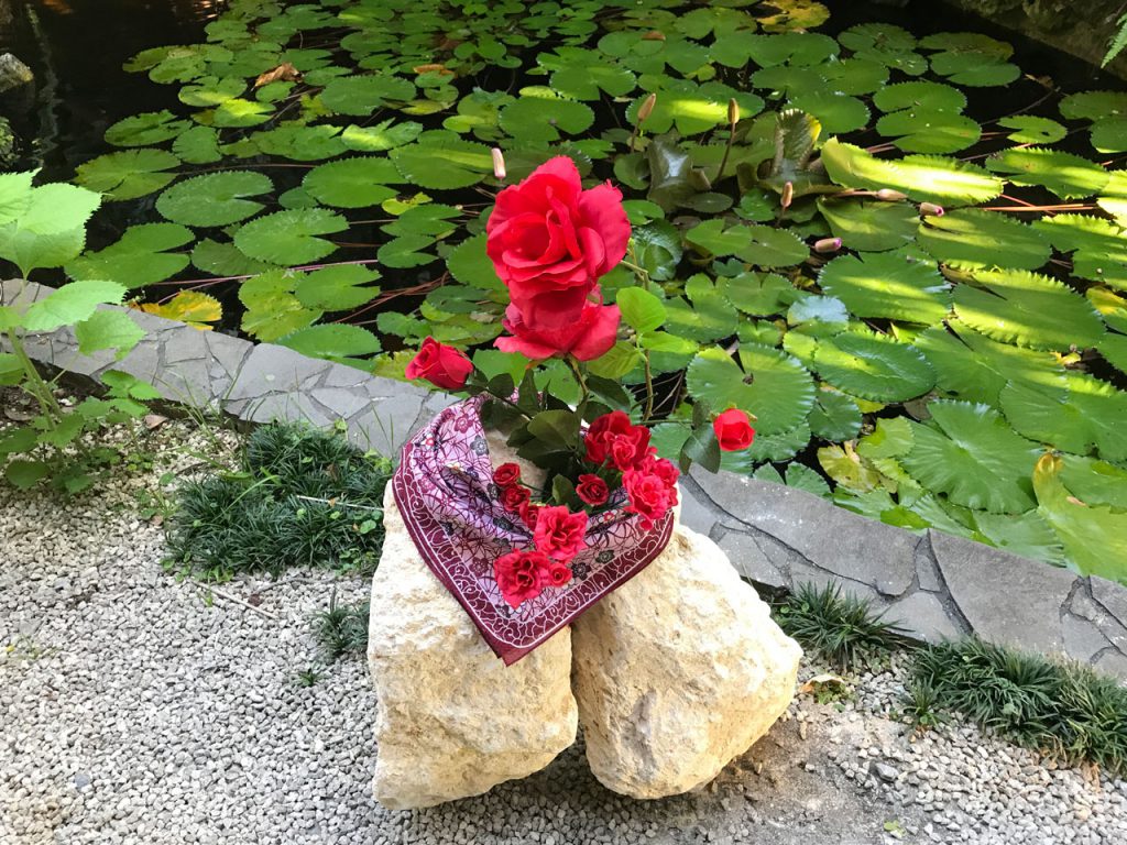 琉球石灰岩アレンジメント　琉球石灰岩原石と薔薇の作品庭坪GE-005