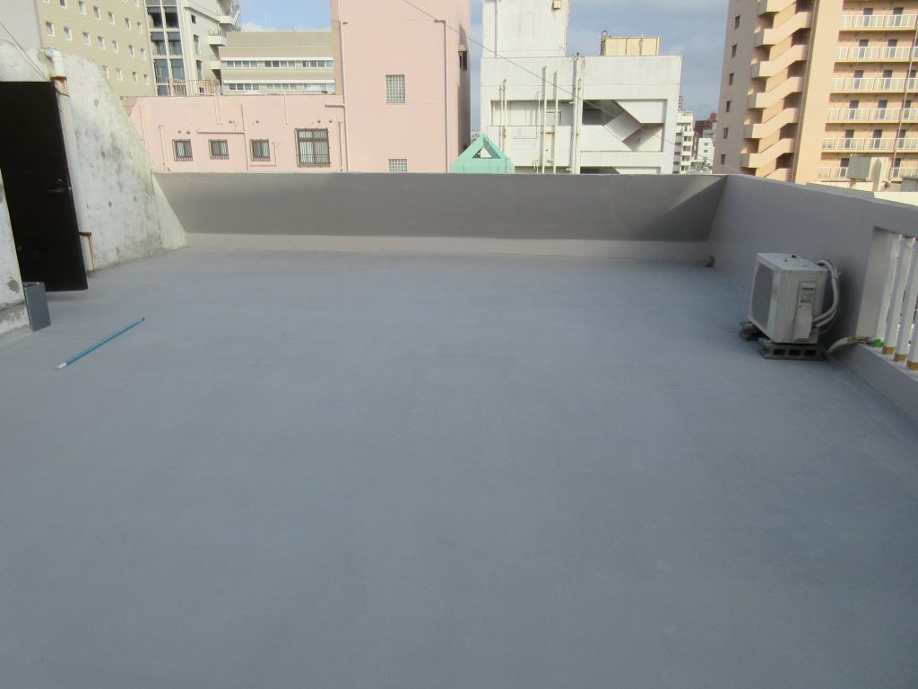 屋上のコンクリートを内面改質で強化し高耐久性特殊防水施工。　