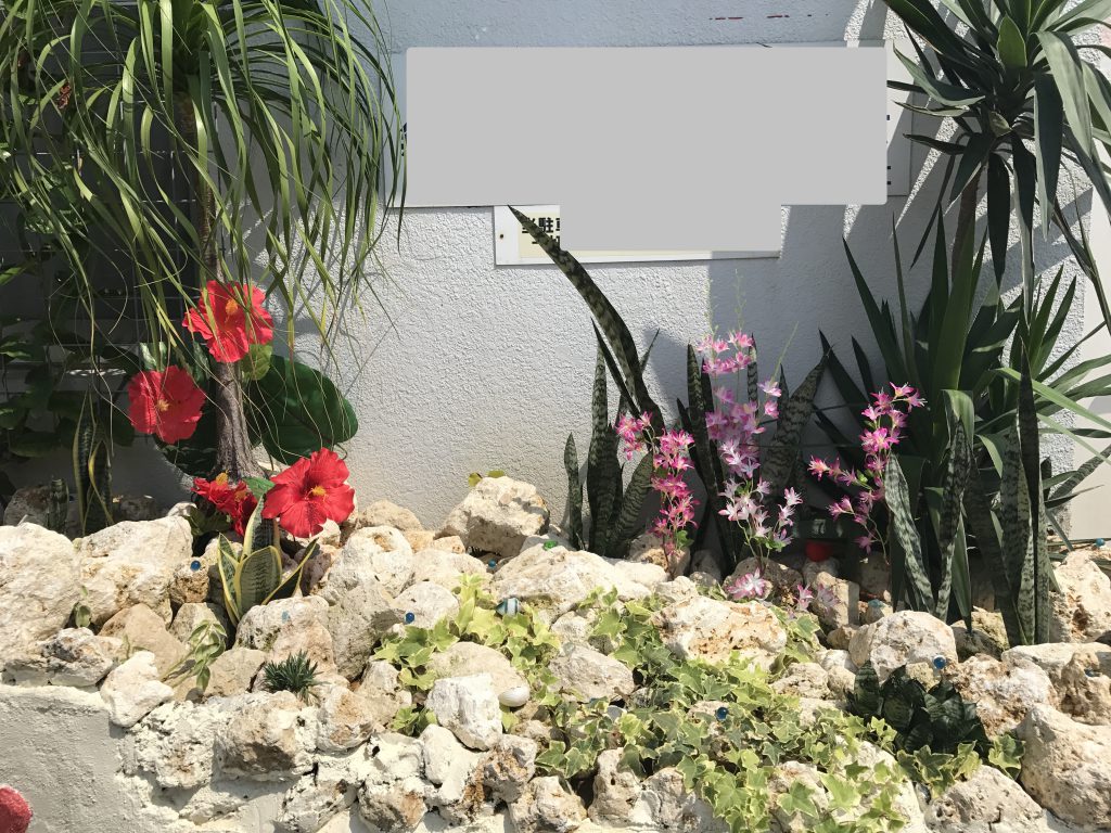 琉球石灰岩アレンジメント　琉球石灰岩と花をモチーフした石庭